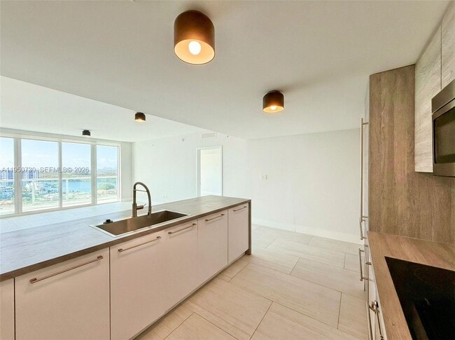 Building Photo - 400 Sunny Isles Blvd