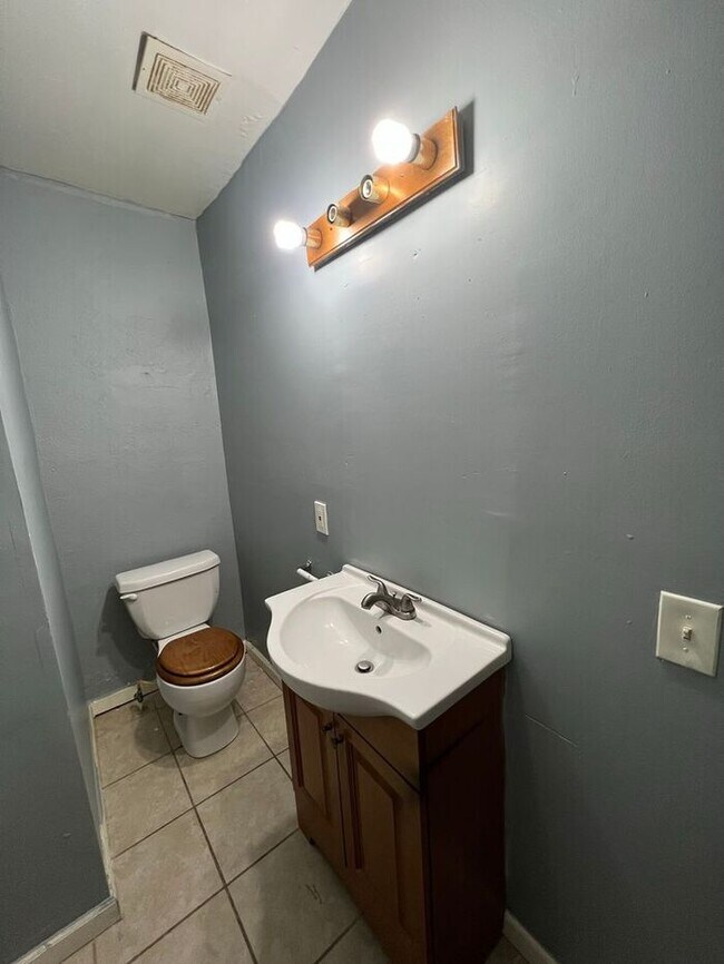 Foto del edificio - Adorable and Spacious Two Bedroom Home Ren...