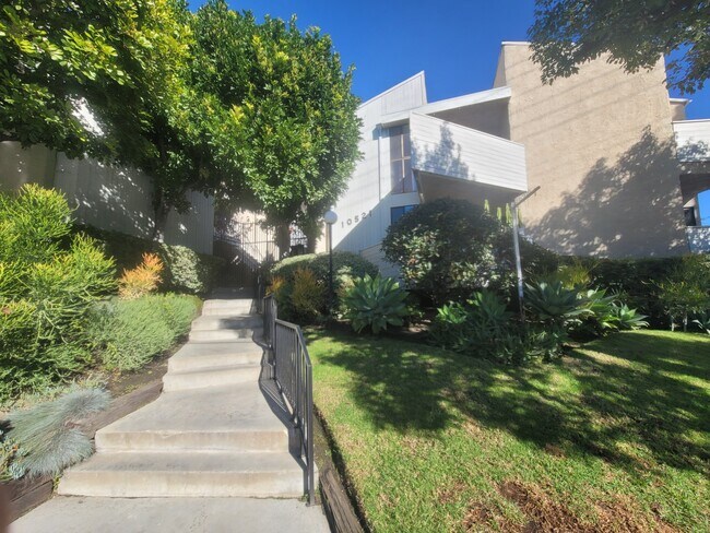 Foto del edificio - 10521 National Blvd