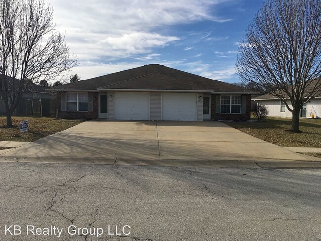 Building Photo - 409 NW Woodbury Dr