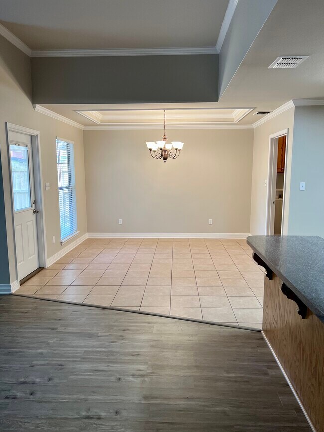 Building Photo - 421 Red Oak Ln
