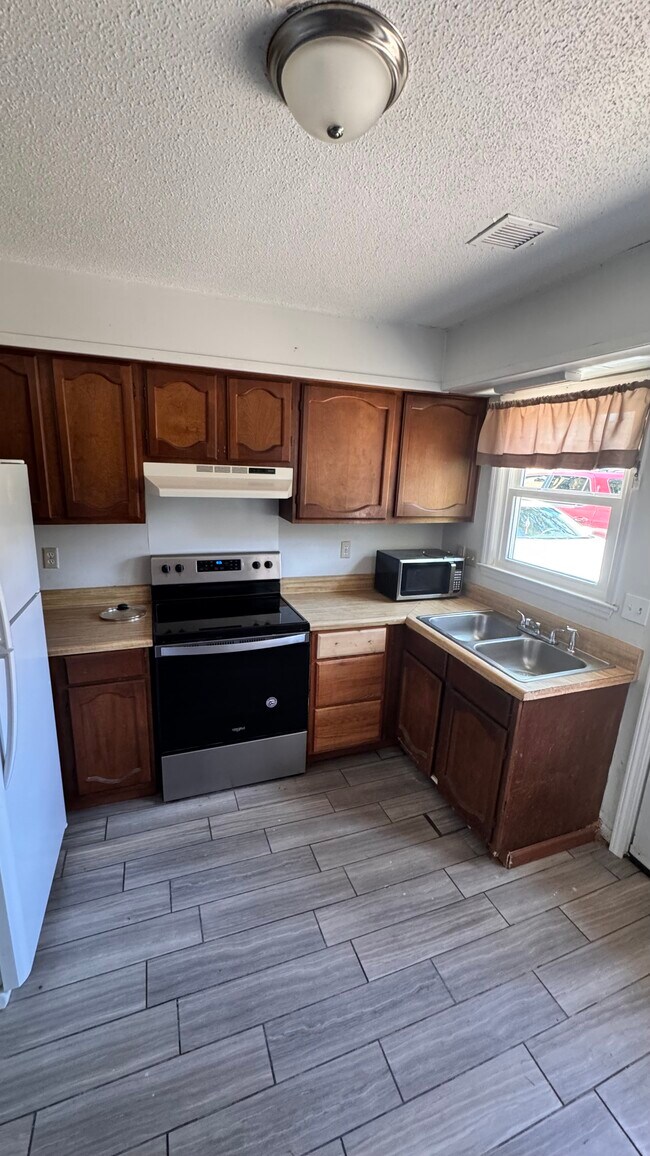 Foto del edificio - 3327 Robinhood Dr