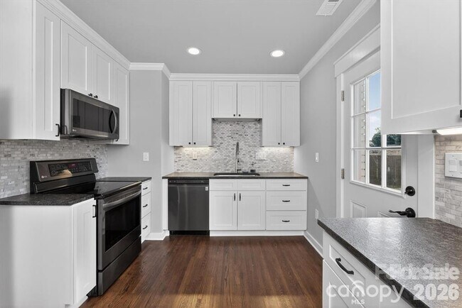 Building Photo - 307 E Peterson Dr