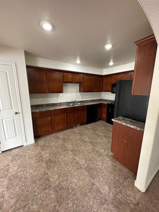 Foto del edificio - 4 BEDROOM, 3.5 BATHROOM, SADDLE RIDGE TWIN HOME WITH 2 CAR ATTACHED GARAGE