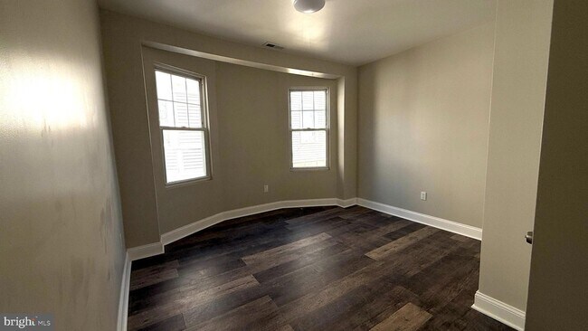Foto del edificio - 6326 Newtown Ave