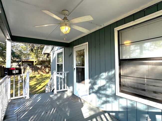 Foto del edificio - Island Bungalow, Minutes From the Beach!