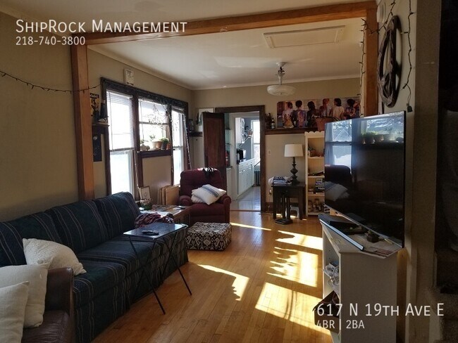 Foto del edificio - 617 N 19th Ave E