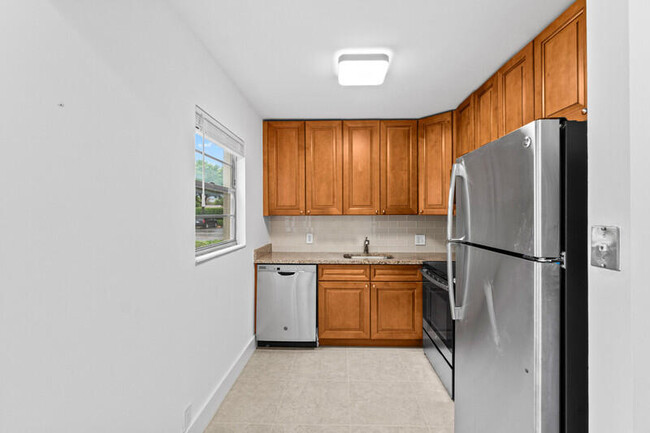 Building Photo - 556 Mansfield M