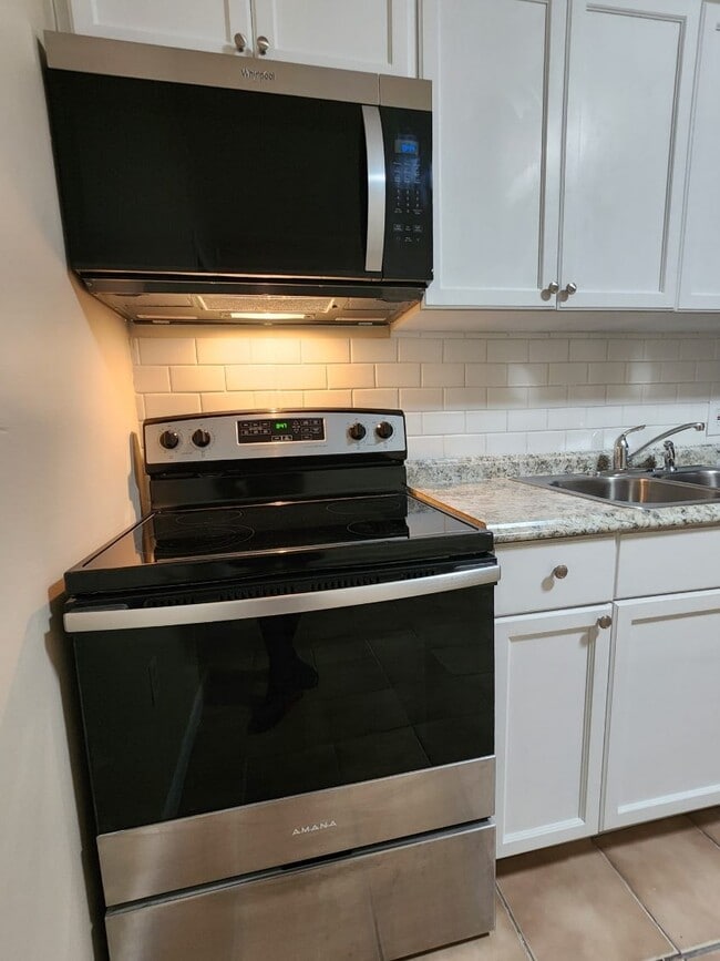 Building Photo - 812 E Lotus Ave