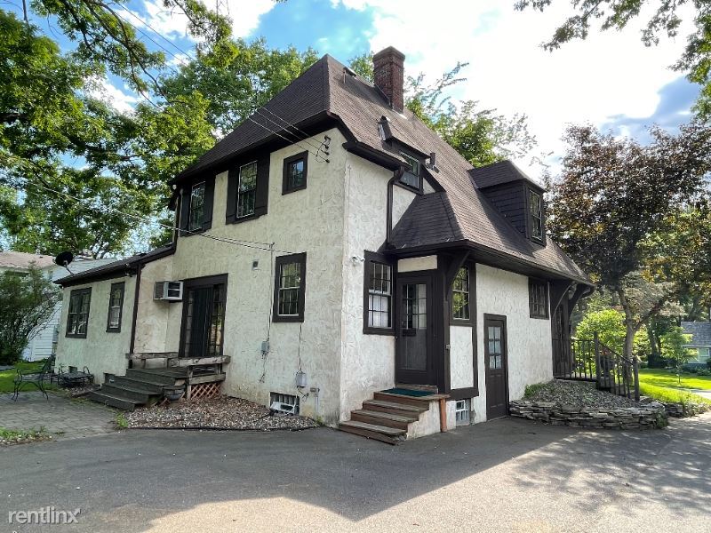 Primary Photo - 4 br, 2 bath House - 225 Holly Road
