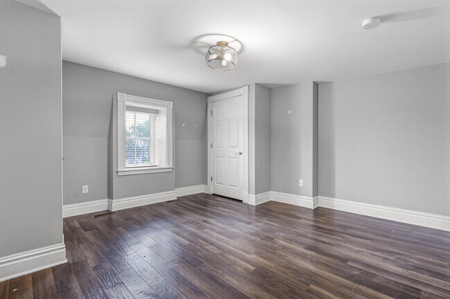 Foto del edificio - 2111 Menard St