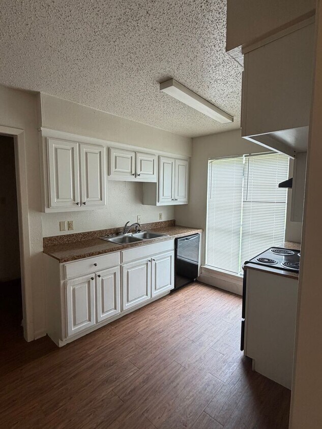Building Photo - 304 Nikki Dr