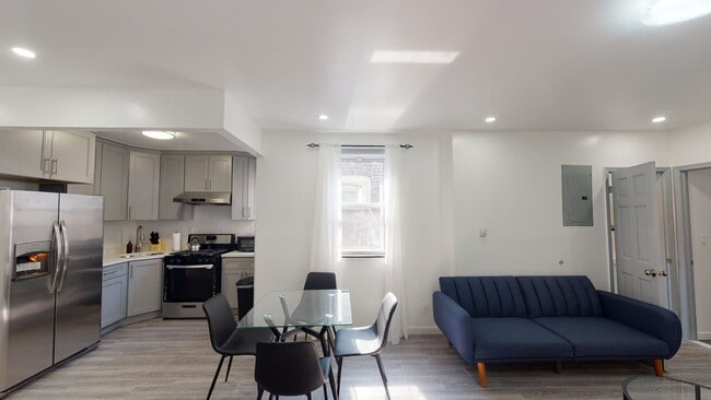 Building Photo - Queen room in 4-bed/2.0-bath Home