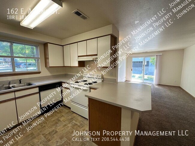 Building Photo - Apartment in Prime Downtown Eagle Location...