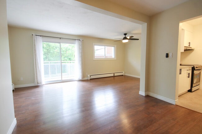 Building Photo - 3 Bedroom Unit With Space For 2 Cars, Stan...