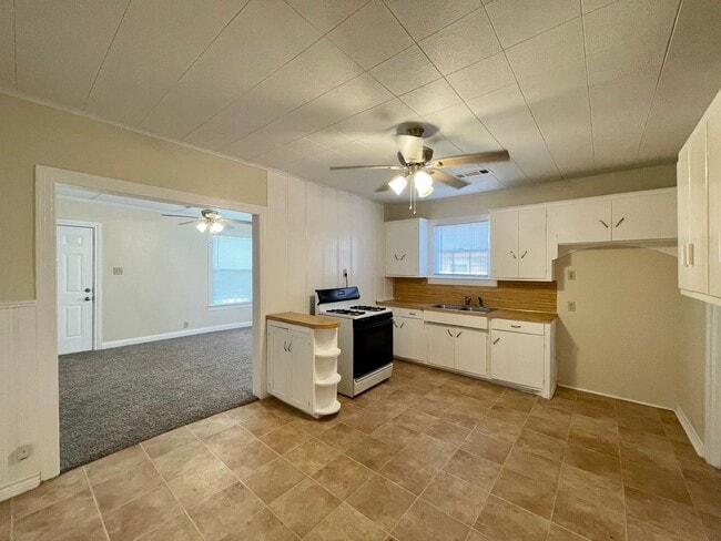 Building Photo - 3336 Lay Ave, Groves, TX 77619