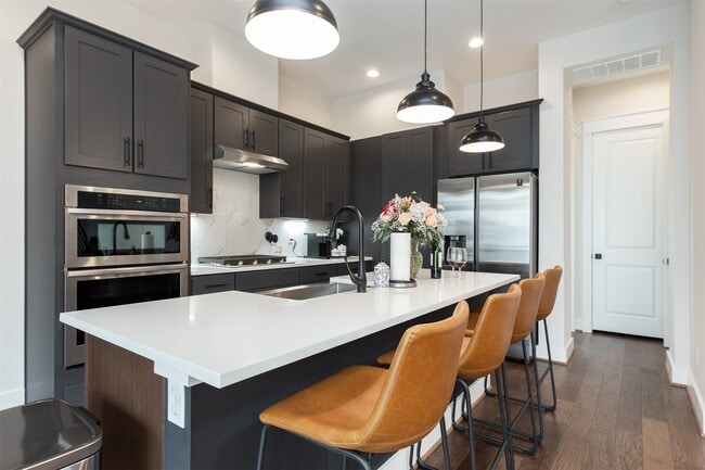 Building Photo - 605 Middle St