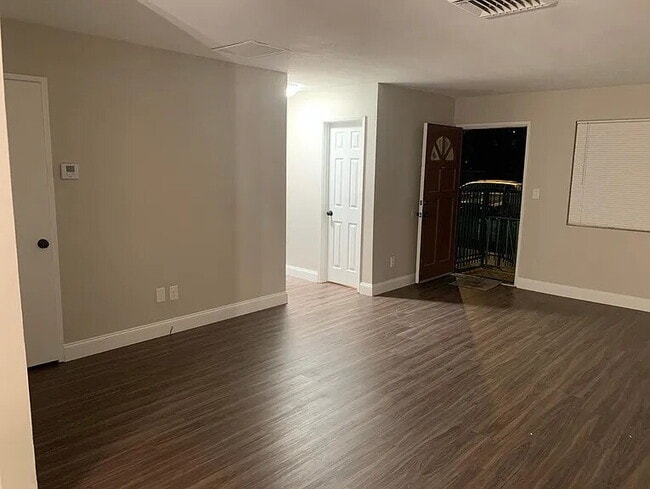 Building Photo - "Spacious 2-Bed, 2-Bath Gem in Northridge – Your Perfect 1074 Sq Ft Retreat!"