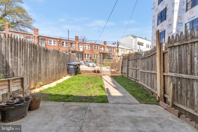 Building Photo - 1810 H St NE