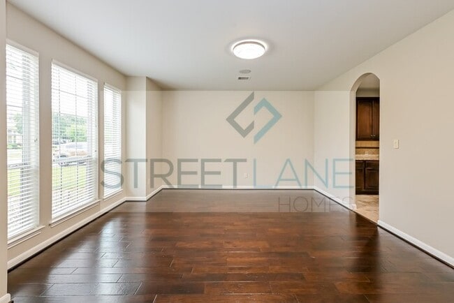 Building Photo - REDUCED!