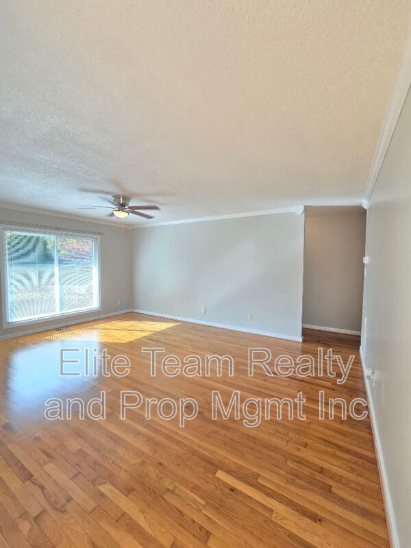 Foto del edificio - 910 Holly Dr