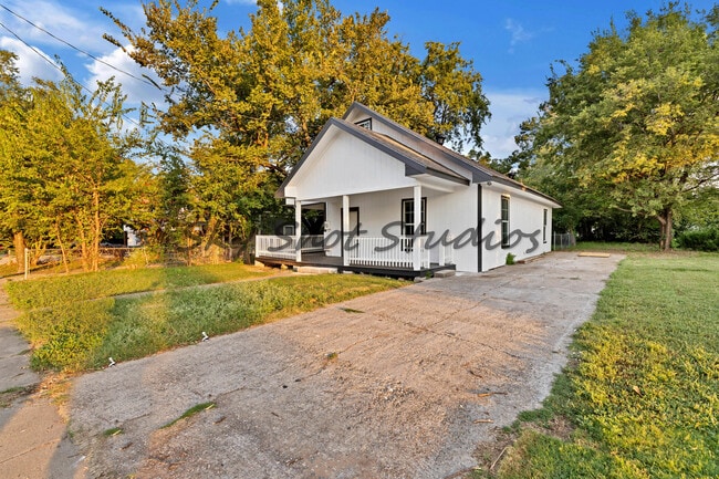 Building Photo - 323 W Cherry St