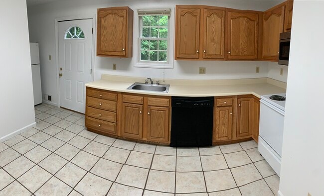Kitchen - 840 Cayton St