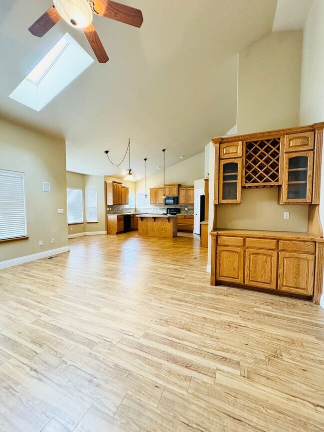 Foto del edificio - Stunning Executive 4 Bedroom 2 Bath Home in Northwest Loveland - 3-Car Garage!