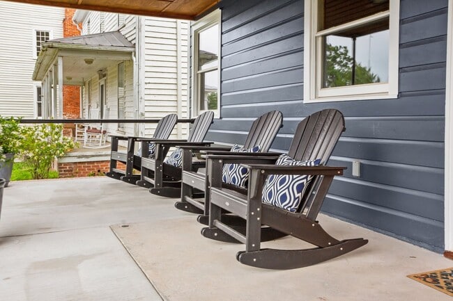 Building Photo - Modern Furnished Cottage Located Downtown!