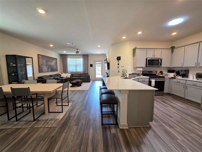 Foto del edificio - 8415 Linda Michelle Ln