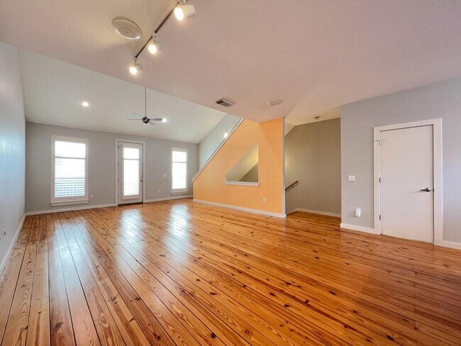 Building Photo - 1205 Kinney Ave