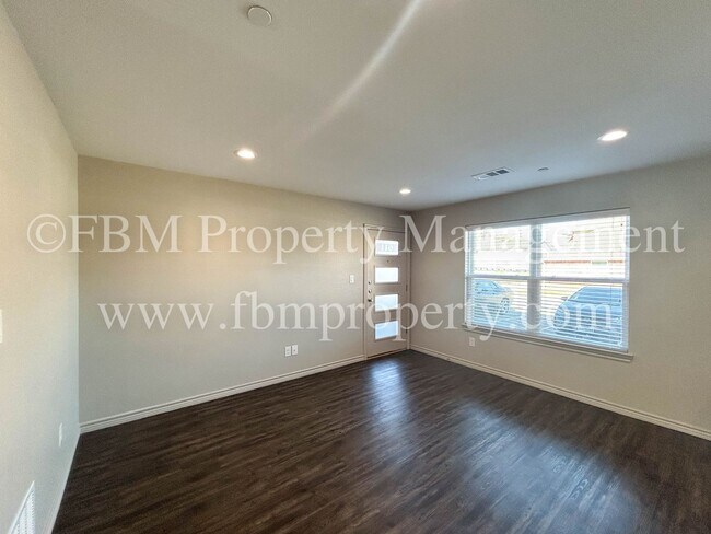 Foto del edificio - Hidden Creek Townhomes, Unit 611 - Downstairs 2 Bedroom, 2 Bathroom Home in Ennis, TX