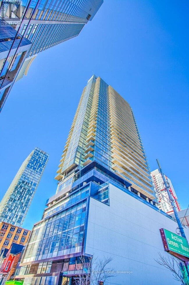 Building Photo - 290 Adelaide St W