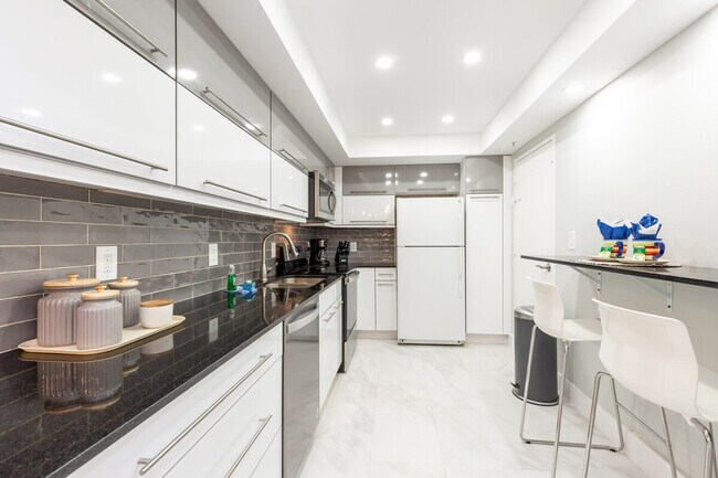 Building Photo - 4001S S Ocean Dr