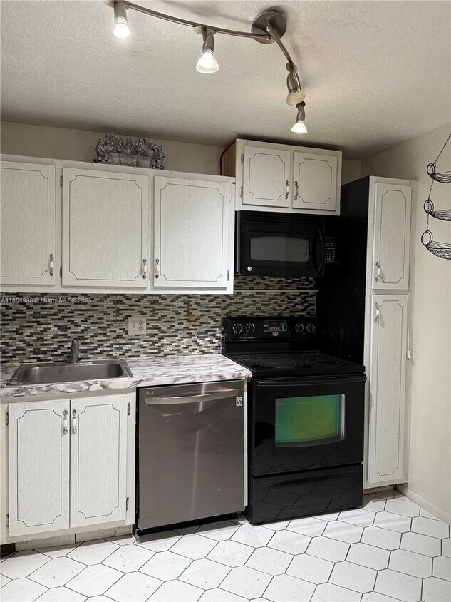 Foto principal - 8390 Sands Point Blvd