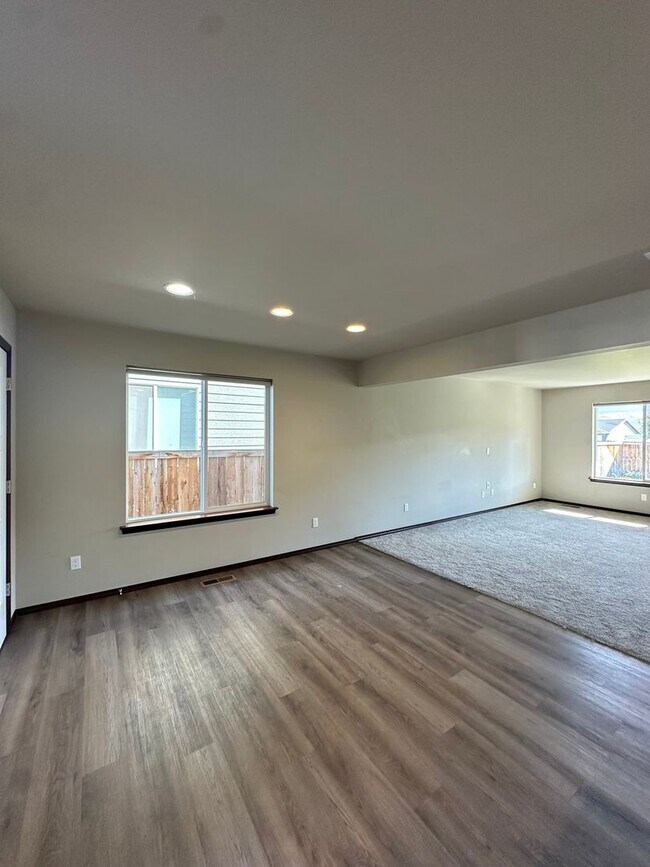 Foto del edificio - Amazing 3 Bedroom 2.5 Bath Duplex!
