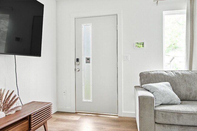 Building Photo - 2321 Muret St