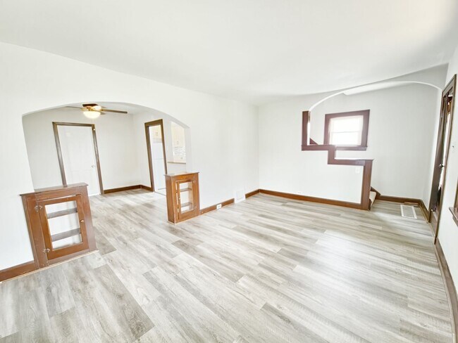 Building Photo - 3 bed, large backyard entertainment space