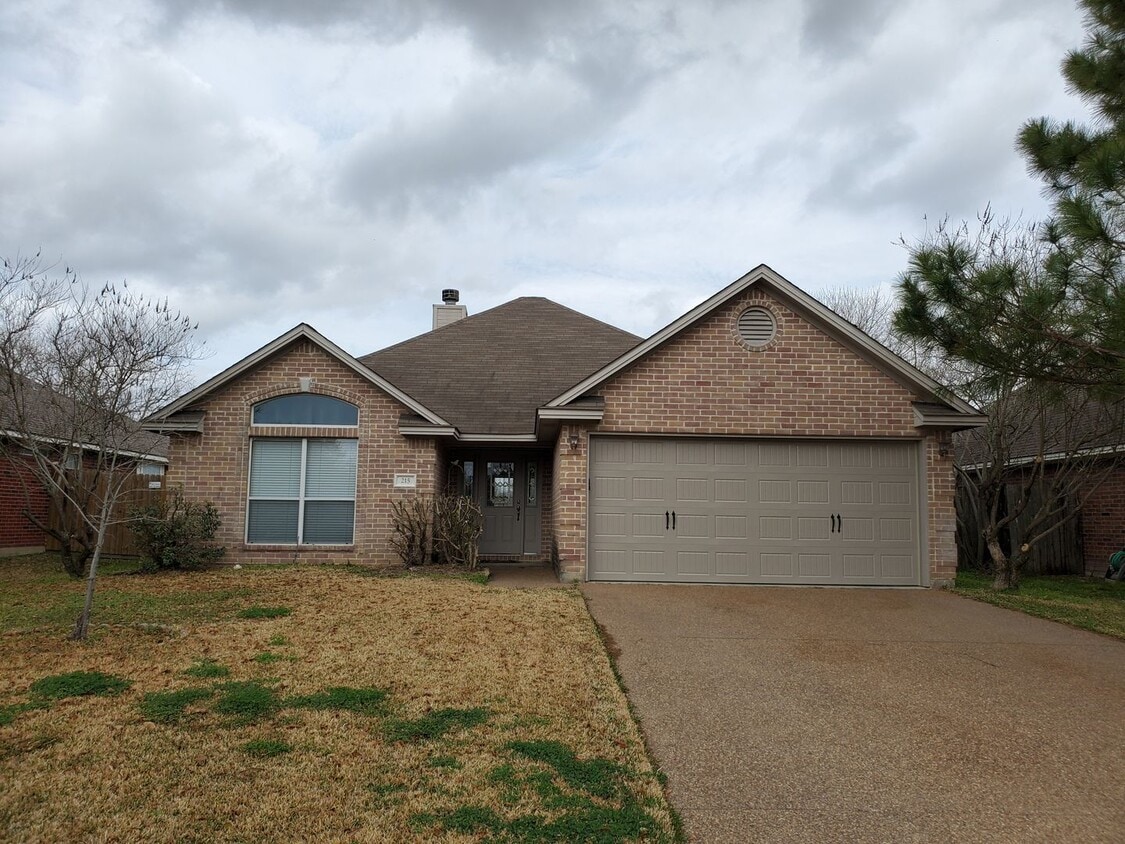 College Station -3 bedroom/2 bath - Fenced in back yard and House is in an EXCELLENT LOCATION - College Station -3 bedroom/2 bath - Fenced in back yard and House is in an EXCELLENT LOCATION