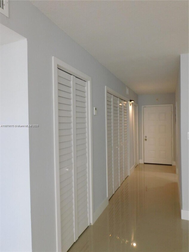 Foto principal - 6930 NW 186th St
