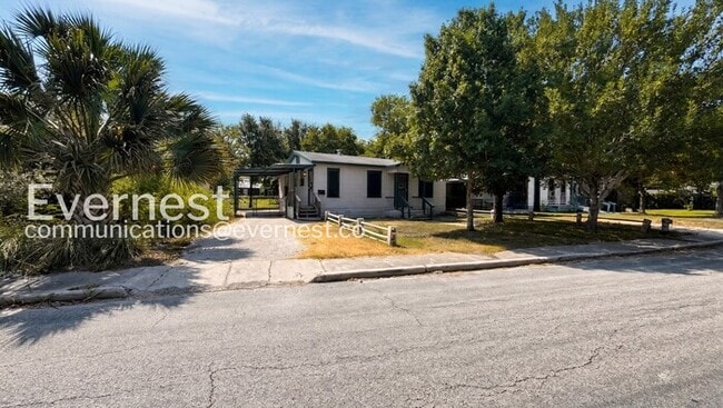 Building Photo - 722 Hearne Ave