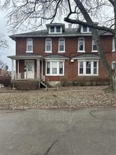 Building Photo - 123 N Cherry Ave