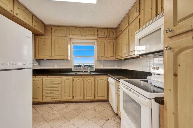 Foto del edificio - 2025 NE 164th St