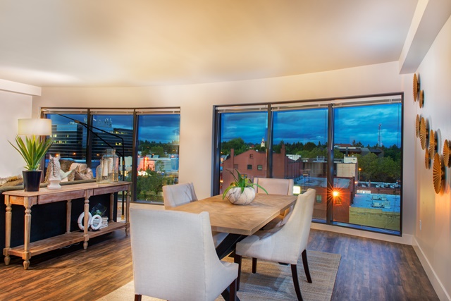 Penthouse w/ floor to ceiling windows - Riverview Tower Apartments