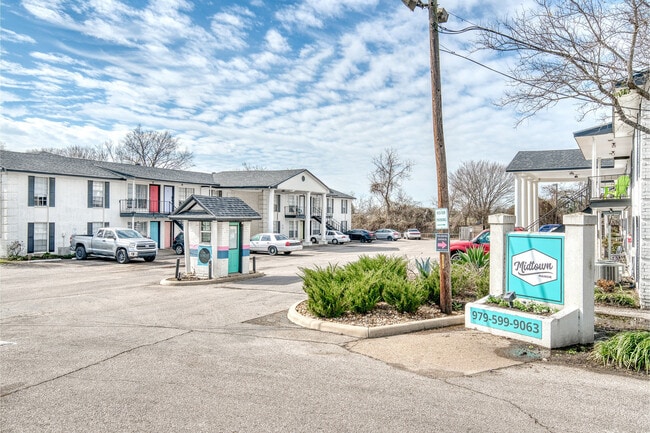 Building Photo - Midtown Manor and Towers