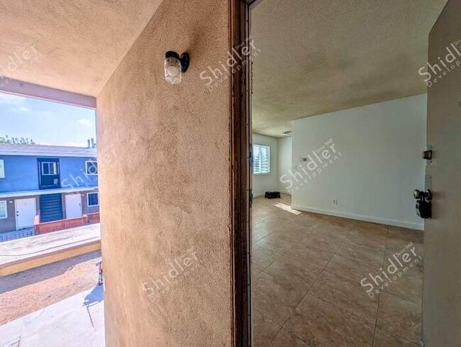 Foto del edificio - Upstairs 2 Bedroom 1 Bath with Massive Walk In Closet, Covered Gated Parking