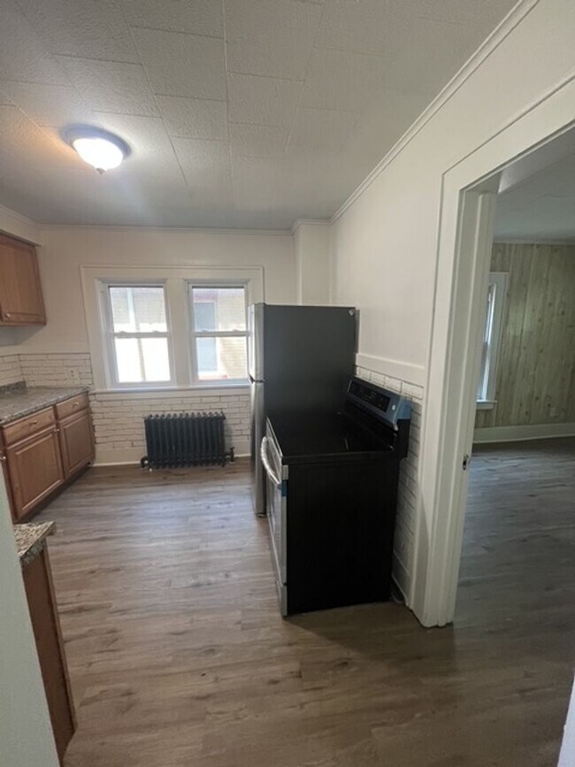 Foto del edificio - 3-Bed Home w/ Driveway & Enclosed Porches – Convenient Rochester Location