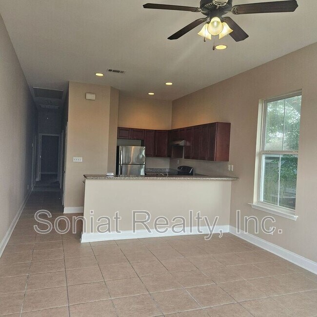Foto del edificio - 5507B Warrington Drive