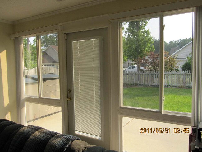 Building Photo - 3 bedroom 3 bath with Fenced in Yard in Ta...