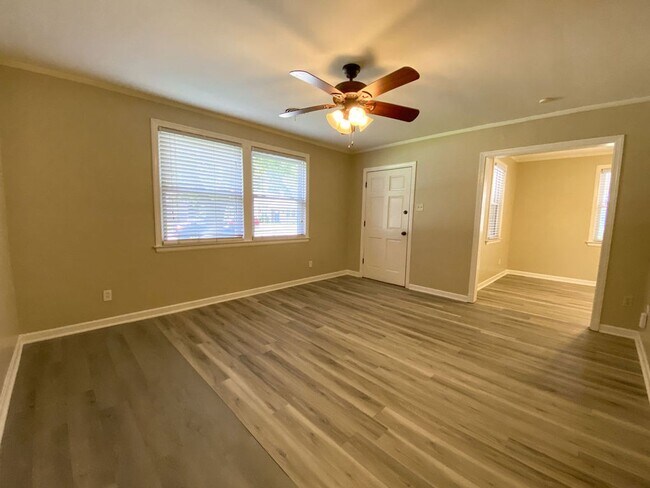 Building Photo - 2 Bedroom, 1 Bathroom Near N Graham and Sa...